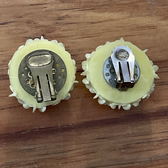 Vintage Pale Yellow Flower Clip Earrings Plastic 1950-1960s - Picture 3 of 6
